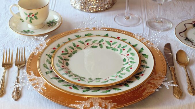 table setting, christmas, holiday, celebration, party, christmas table, christmas dinner, dinner, table, food, decoration, plate, setting, meal, traditional, dining, season, festive, christmas, christmas dinner, plate, plate, plate, plate, plate